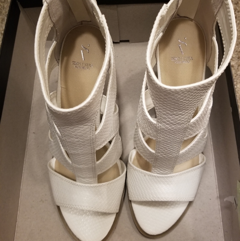 Vera Wang Heels - Picture 2 of 4
